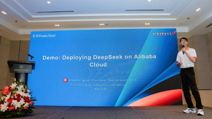 nhân viên VinaHost thuyết trình về chủ đề Deepseeek